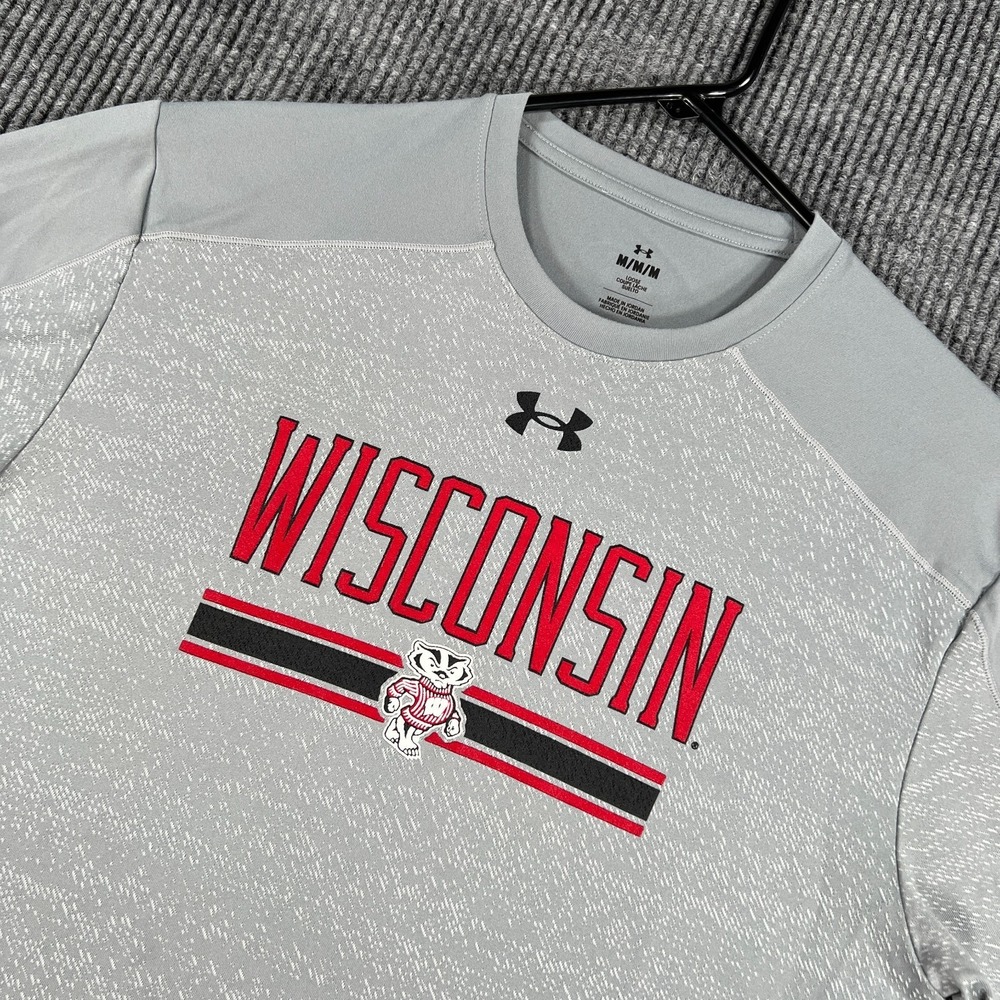 Wisconsin Badgers Shirt Mens Medium Under Armour Short Sleeve Loose Fit Big 10